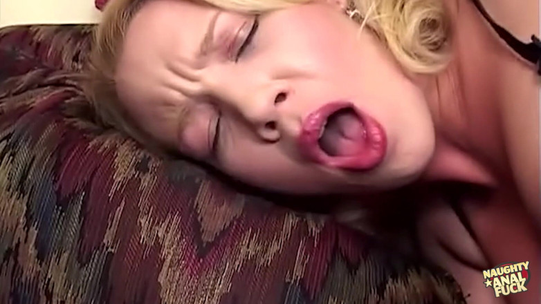 Naughty anal fuck: 보지에 딜도를 집어 넣었고, 남자 자지가 그녀의 엉덩이에 있는 동안 그녀는 딜도를 집어들었어