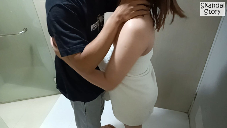 Skandal Story: Aisyah vừa kết thúc việc tắm trực tiếp được mời đến chơi...