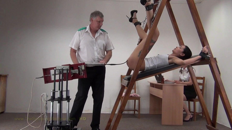 The Spanking Machine: Sissi2 machine à fesser - fouet de chatte