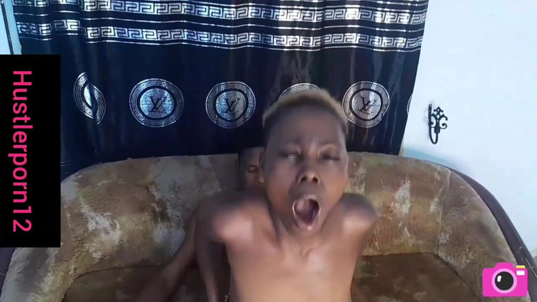 Hustler porn: Người mẫu nhỏ nhắn thích thú khi tôi đụ cô ấy ở phía...