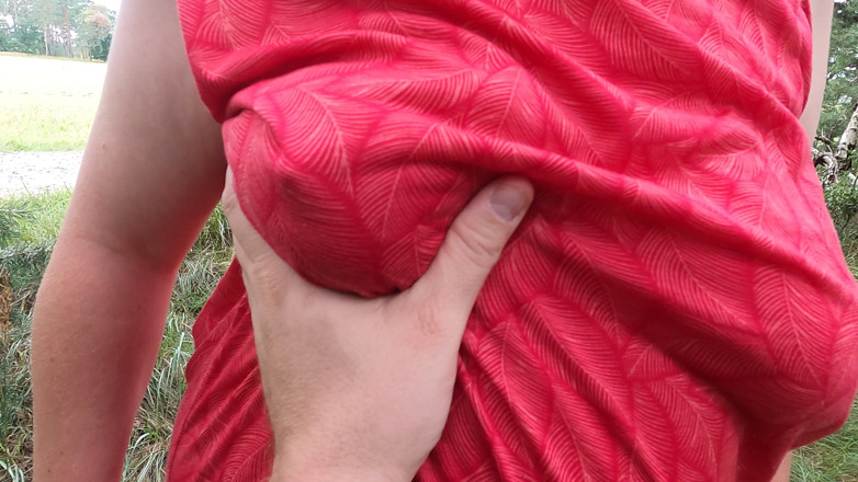 Bouncy Tits Action: Per muovere le sue tette sulla panchina del parco
