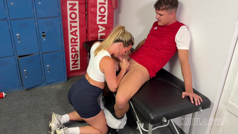 Kayla Wild: Rubia sexy se folla a un chico caliente en el...