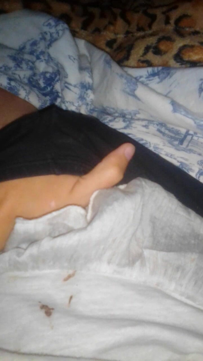 Lesbian-illusion: Devant moi, mon beau-père joue à des jeux sur l’ordinateur, et...