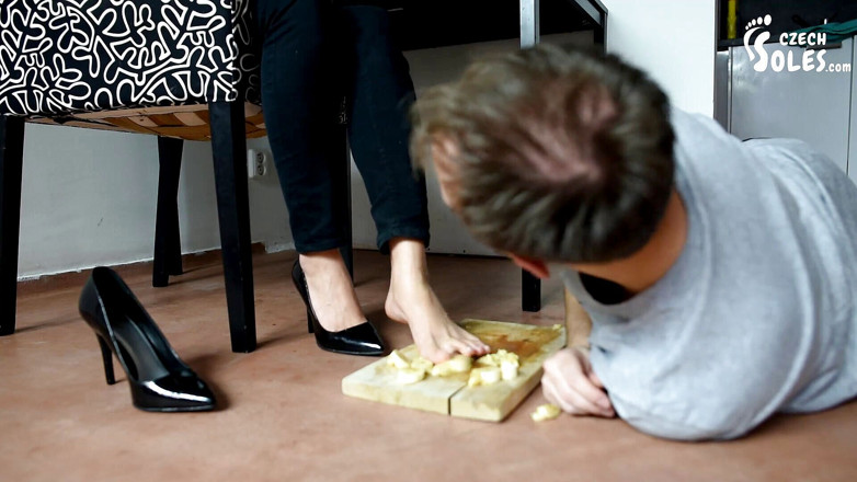 Czech Soles - foot fetish content: IT-man voetvernedering, schoenenaanbidding en voetvoeding