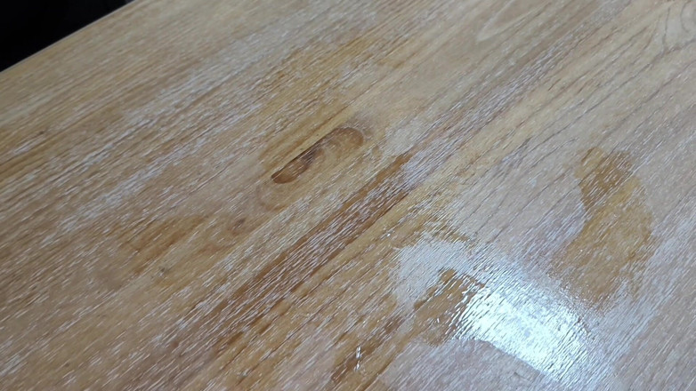 CoraBitch: Corabitch neukt op de eettafel
