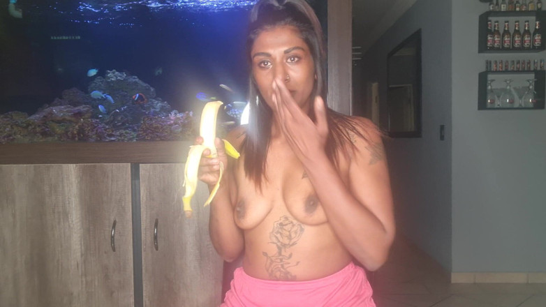 domslutfucker: Topless - Indiana aperta seus peitos enquanto chupa e faz garganta...