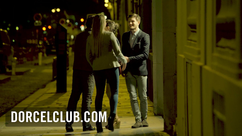 Dorcel Club: Clea Gaultier spielt mit 2 typen im badezimmer eines nachtclubs