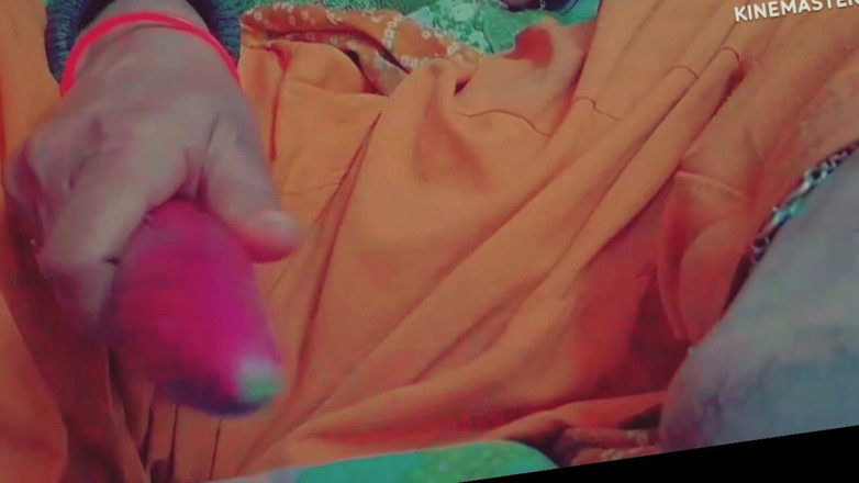TricolorMusic3: Une jeune salope étudiante se masturbe avec une aubergine réelle