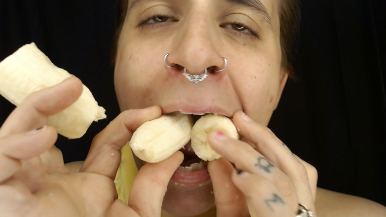 Abby Anna: Une banane fétiche mange des coquines perce ses grosses lèvres