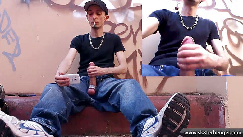 Sk8terBengel: Dildospaß im freien und rauchen in strümpfen