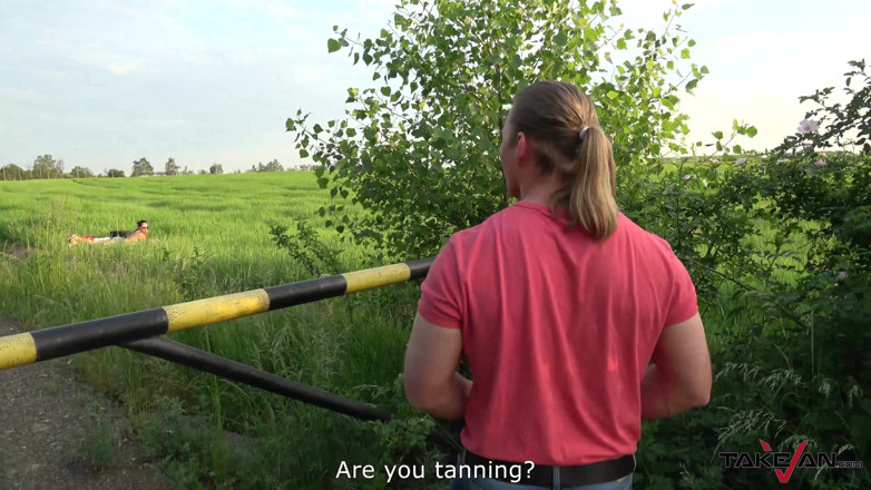 Take Van: Śliczna laska łapie słońce na zewnątrz znaleziona przez napalonego kolesia, który...