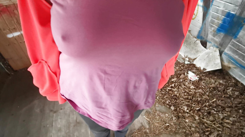 Bouncy Tits Action: Completamente nudo tette culo e figa sculacciate nella capanna