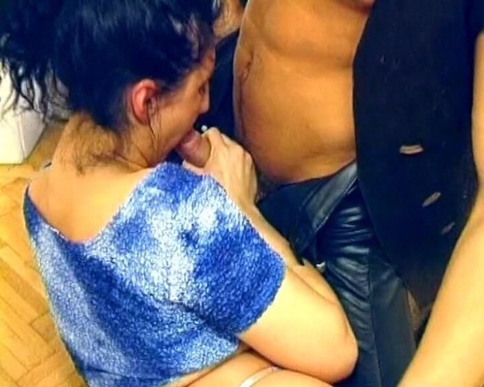 Deutsche Madchen: Tmavovlasá kočka z Německa zbožňuje sperma po celém svém sexy...