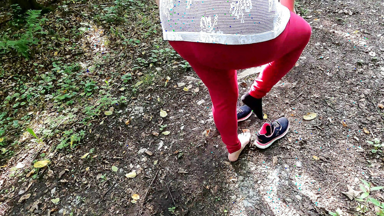 Bouncy Tits Action: Caminando desnuda por el bosque y siendo abofeteada