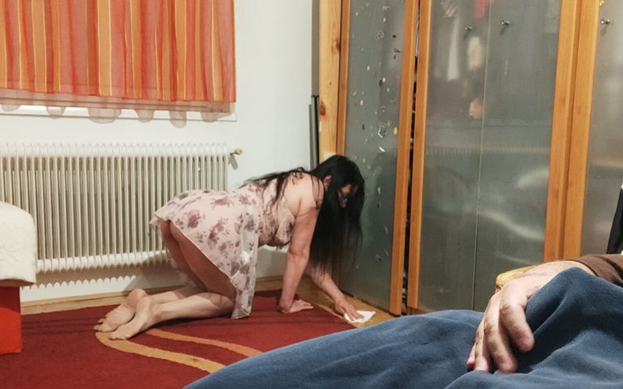 Winonna8: Une belle-mère sexy qui nettoie la chambre se fait baiser...