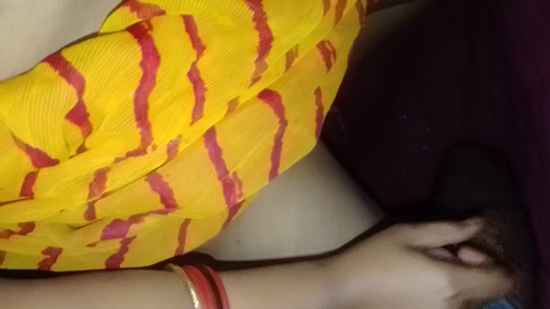Soni sk: Une bhabhi indienne du village desi se fait baiser secrètement...