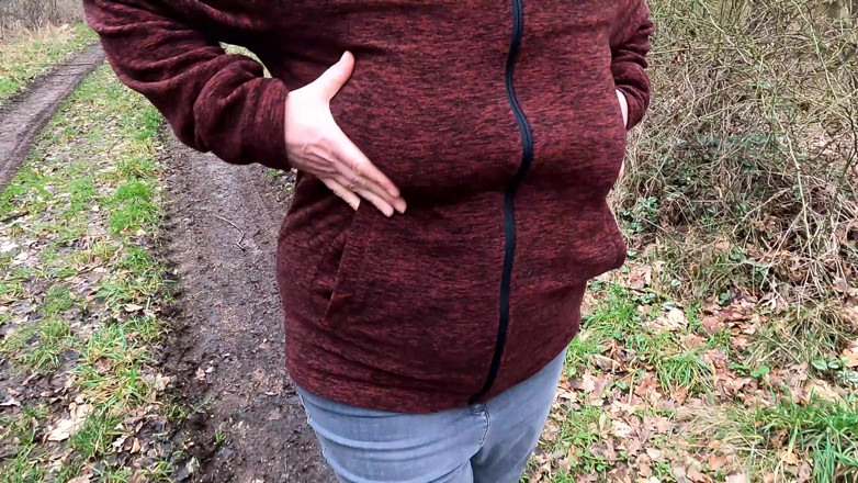 Bouncy Tits Action: Caminatas desnudas y bofetadas en sus tetas