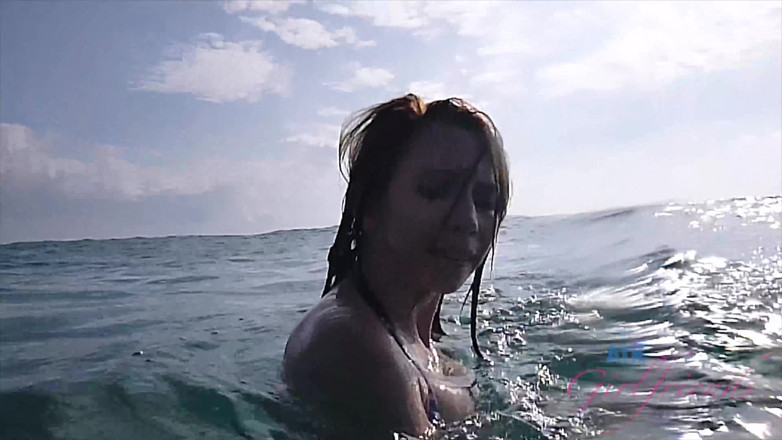 ATK Fans (Girlfriends): Vacanze virtuali in Hawaii con la troia Cece Capella 3/8