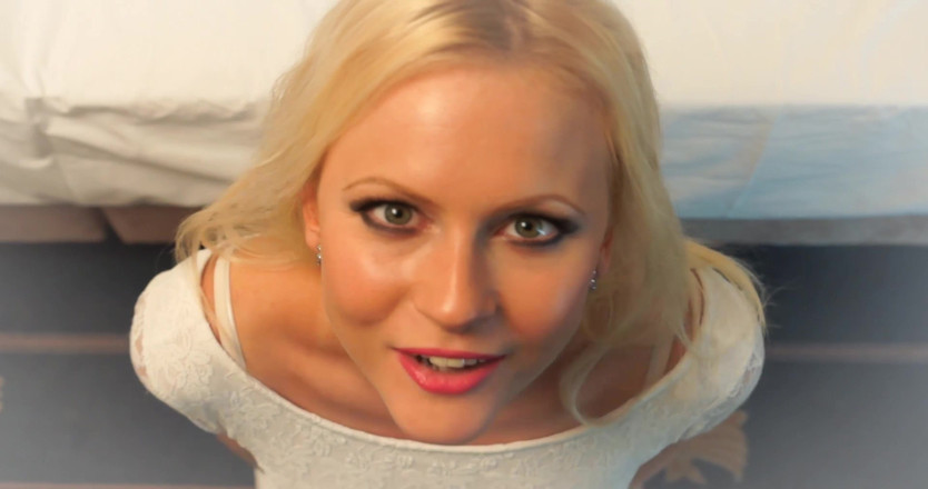BlondeHexe: Foot Talk in the Hotel Room