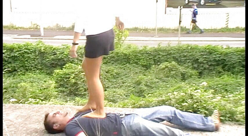 Femdom Austria: 야외에서 짓밟기