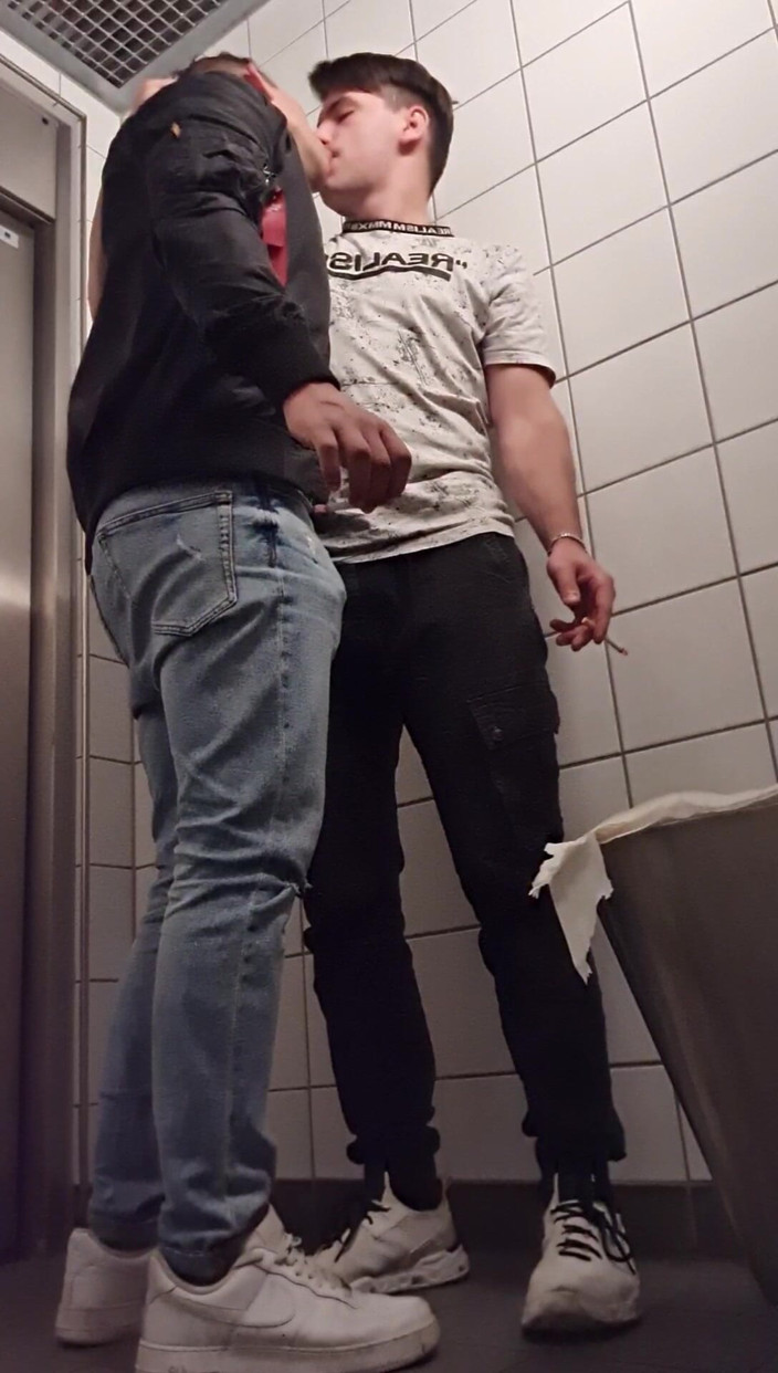 boyzxy212: Futai și fum la o toaletă publică