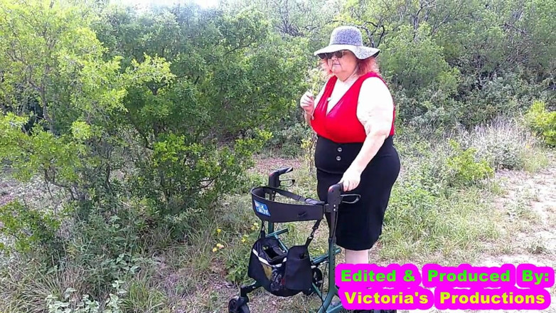 BBW nurse Vicki adventures with friends: Sexy Verpleegster Vicki Loopt in Het Park En Toont Je...