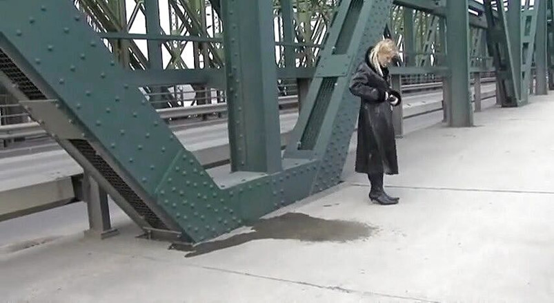 Femdom Austria: Pissing sul ponte