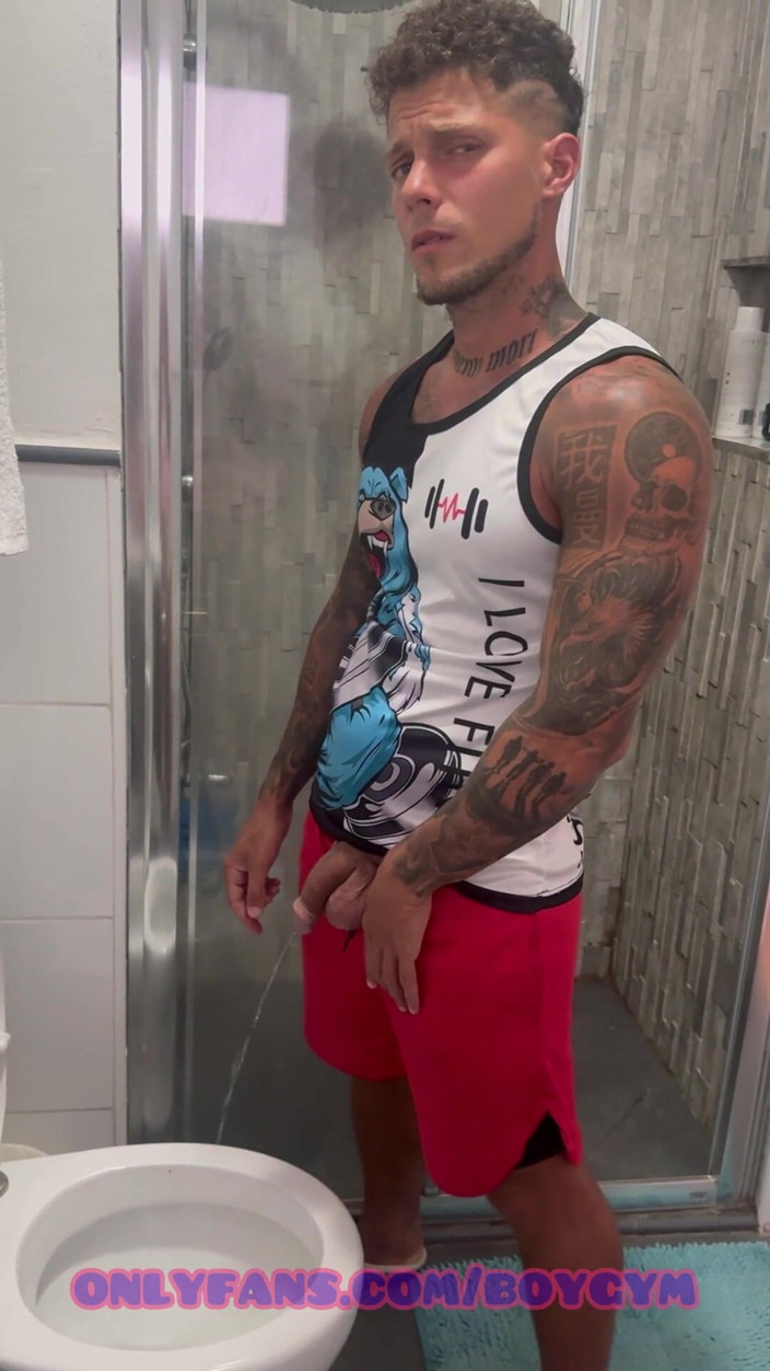 BoyGym: 내 부드러운 자지로 오줌 싸기