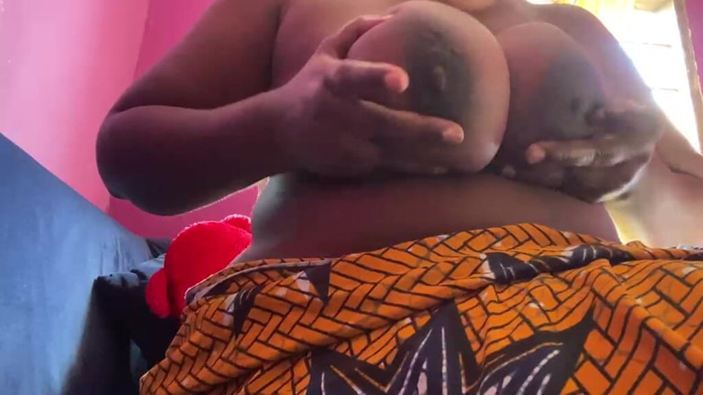 African matures: Une belle-mère exhibe ses gros nichons