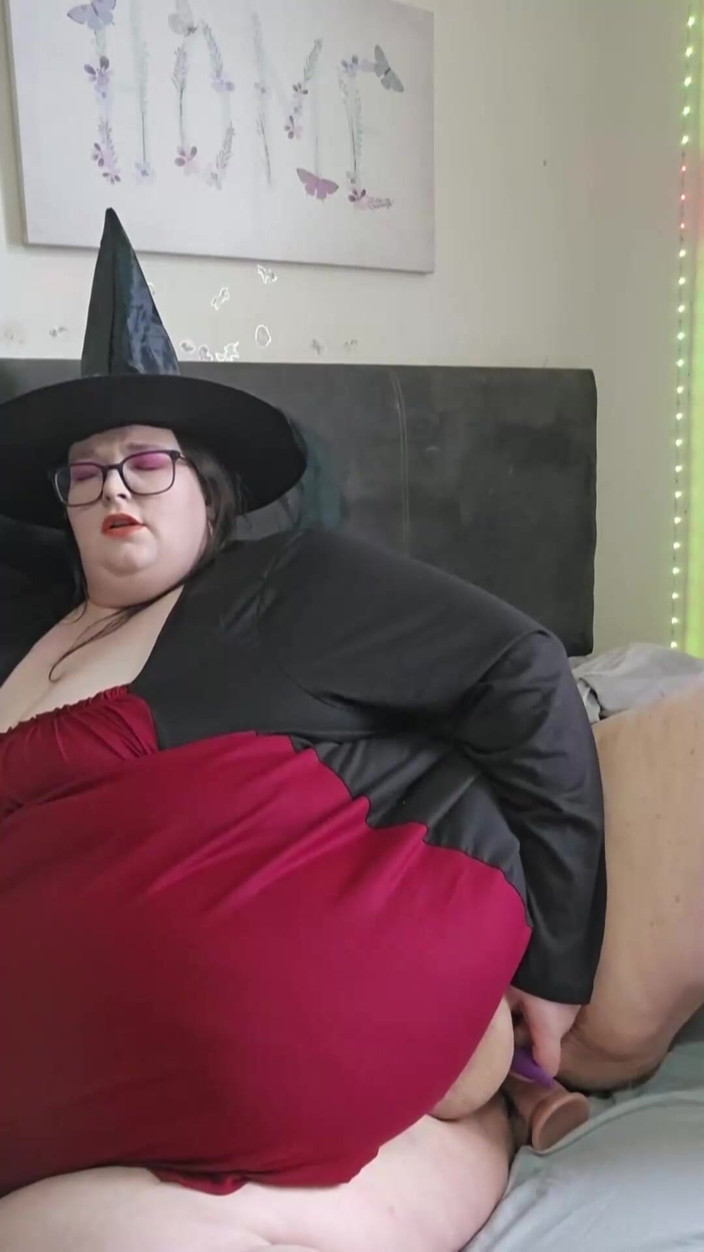 SSBBWLadyBrads: Juego de brujas góticas con múltiples orgasmos - parte 2