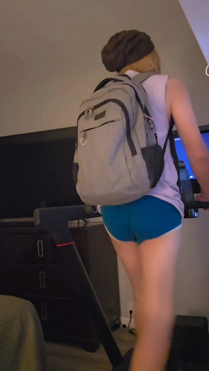 Kinkytwinkpamps: Twink穿着内衣在跑步机上跑步