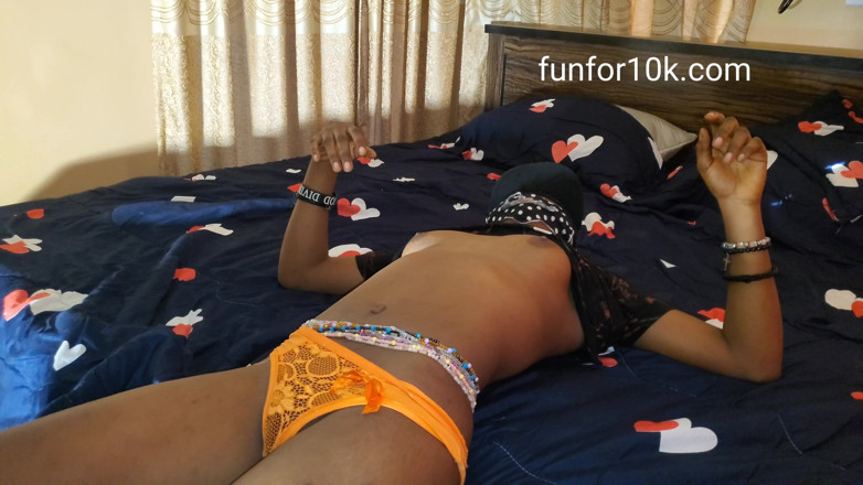 Funfor10k straight videos only: Scopa la figa bagnata di una magra femminuccia