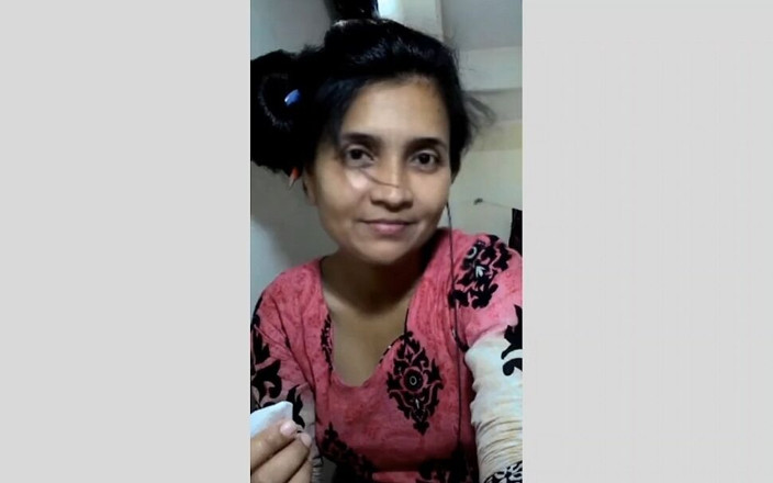 Couple Masti: Hete sexy Bhabhi toont haar lichaam tijdens het douchen