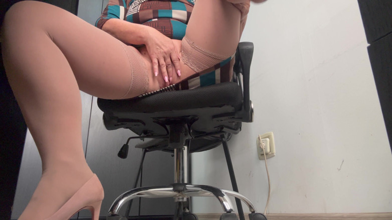 Step Mommy: Hot sexy stepmom shows off her long legs in high...
