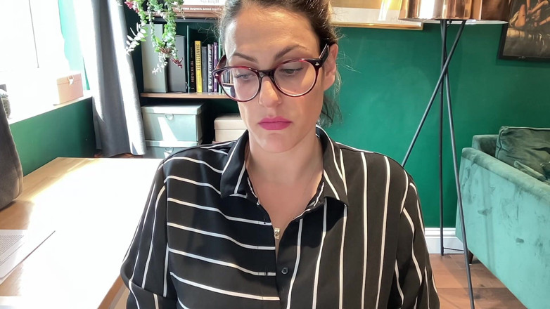 Countess diamond: Une directrice de banque cruelle