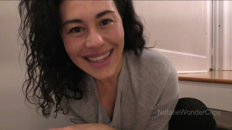 Natalie Wonder: Ta belle-mère prend une main sur ta bite bien dure...