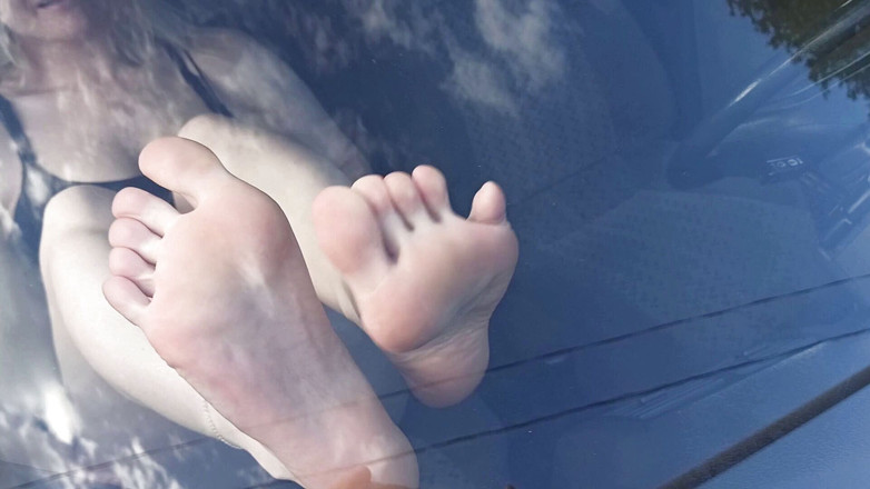 FoxyAndZaz: Mijn voeten in de auto laten zien