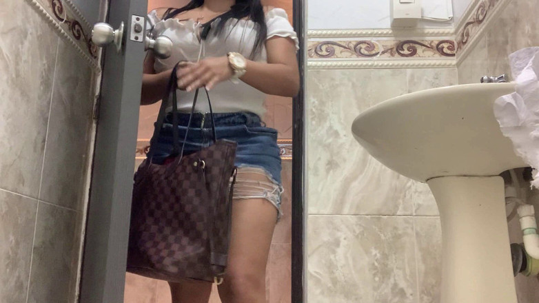 SENSESEX: Krátká sukně na veřejné toaletě (sexy Latina)