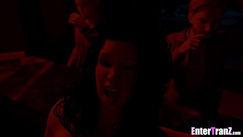 Enter Tranz: TS bartender sugs av flickvän