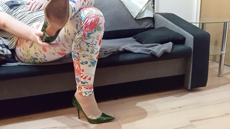 High Heels Kingdom: Кроссдрессер, що звисає в сексуальній шкірі змії, вказав на лапку, насоси на високих підборах Casadei