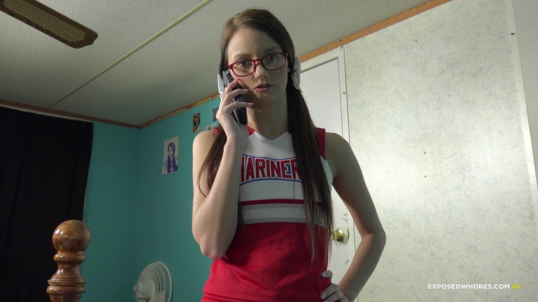 Exposed Whores Media: Farrah Valentine - cheerleader trekt haar stiefbroer af om haar mee...