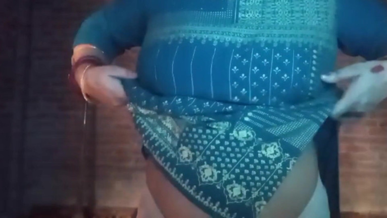 Manjushukla: Une nouvelle bhabhi fait un show nu avec ses doigts
