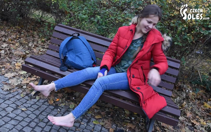 Czech Soles - foot fetish content: Bàn chân bẩn thỉu trong công viên được làm sạch bởi...