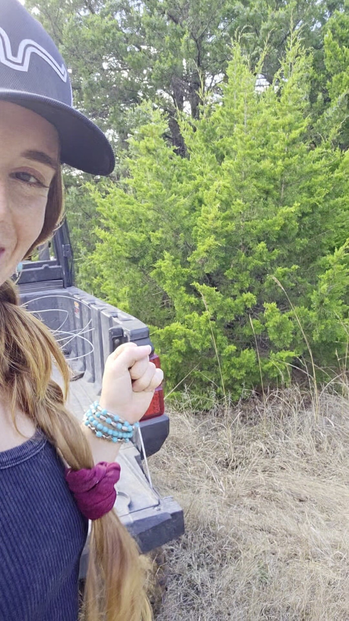 NaughtyRedFarmgirl: Zrzka Připravuje zadek na anál s velkým kovovým kolíkem