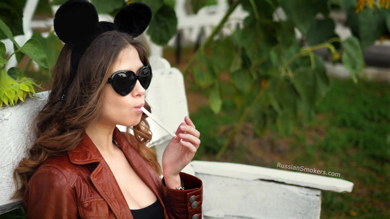 Russian Smokers: Angel Rusia sensual merokok dalam cahaya matahari