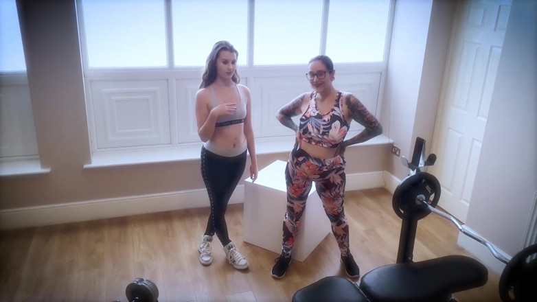 Elizabeth Hunny: Elizabeth Honey a Brooke Logan spolu cvičí
