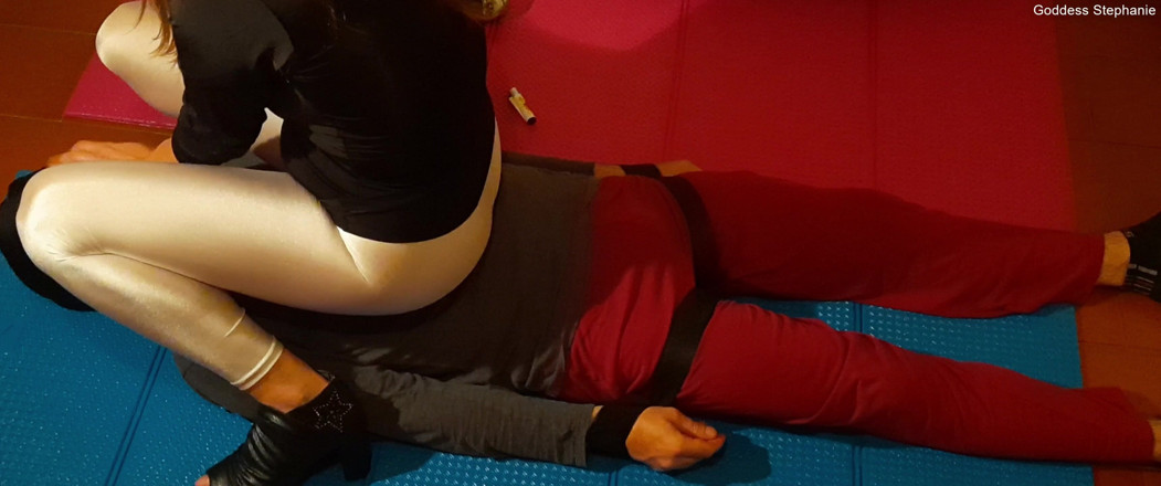 goddess82: Je m’assoit confortablement sur ton ventre pendant que je fume !