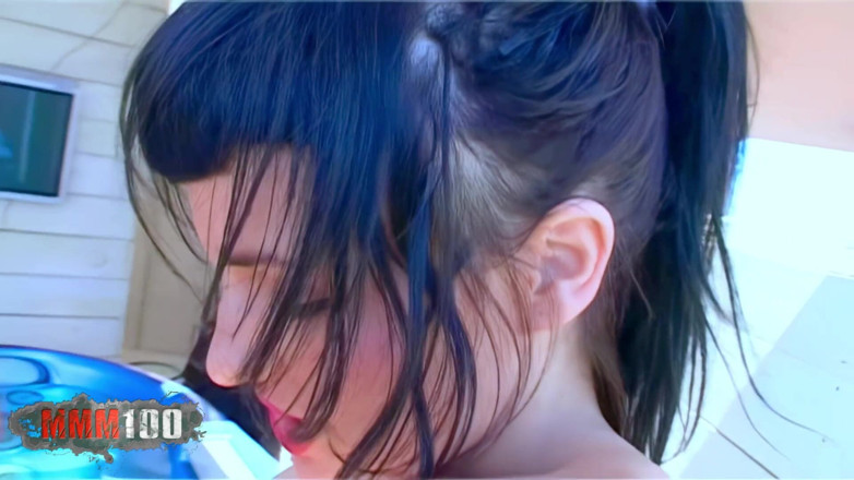 MMM100: 2 pornostar lesbiche calde che giocano con un dildo rosa...