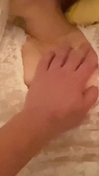 La mia giovane moglie ottiene il vero orgasmo dal grosso cazzo del suo vecchio amante. Lui prende tutto in video per mostrarmi in seguito.