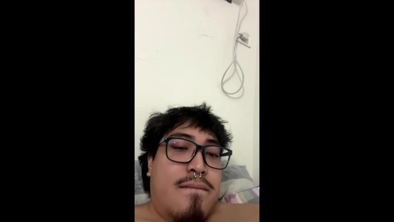 Rent a gay productions: Cowok filipino gemuk nakal ini ngocok kontol di depan kamera